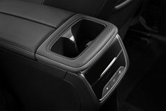 Cụm điều khiển điều hòa cho hàng ghế sau, giúp người dùng dễ dàng tăng/giảm tốc độ quạt gió, nhưng chưa điều chỉnh được nhiệt độ