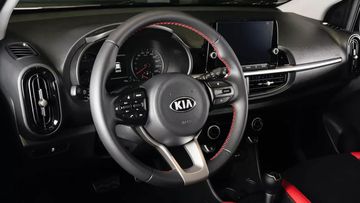 Vô lăng trên xe được thiết kế dạng 3 chấu, được bọc da kết hợp với các đường chỉ khâu cùng màu với thân xe