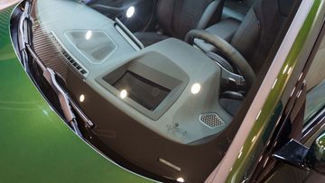 BMW 4 Series 2023 cũng trang bị tiêu chuẩn màn hình hiển thị thông tin trên kính lái HUD