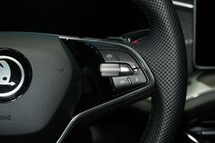 Bên phải vô lăng là các phím điều khiển màn hình đa thông tin