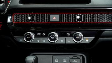 Các hốc gió điều hòa Honda Civic 2025 tiếp tục thiết kế lưới lục giác bằng kim loại cao cấp