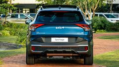 Phần đuôi xe Kia Sportage thể hiện những đường nét thiết kế góc cạnh