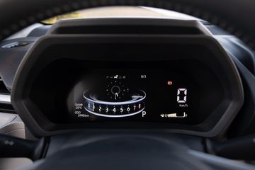 Đồng hồ thông tin dạng digital hiện đại trên Toyota Veloz Cross