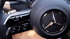 Vô lăng Mercedes-Benz GLC 2023 tích hợp  nút điều khiển bằng cảm ứng