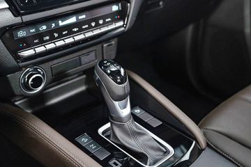 Khoang nội thất tinh tế, đẳng cấp và mạnh mẽ của Mazda BT-50 2024 với màu nâu sẫm kết hợp cùng các chi tiết mạ bạc