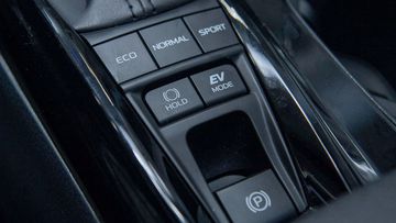 Hai phiên bản Toyota Camry HEV linh hoạt hơn với 3 chế độ lái