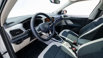 Phiên bản Luxury cao cấp hơn với ghế bọc da 2 tông màu đi kèm chức năng thông hơi