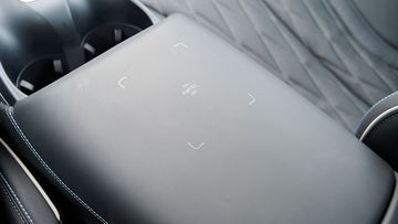 Bệ tỳ tay BYD Seal 2024 khá lớn và tích hợp chip kết nối NFC hiện đại