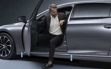 Hệ thống treo trên LS 2023 còn có thể nâng hạ gầm theo biên độ 3 cm hỗ trợ ra vào xe dễ dàng hơn