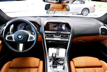 BMW 840i Gran Coupe sở hữu vô lăng 3 chấu in logo hãng, được tích hợp lẫy chuyển số và hệ phím bấm tiện dụng