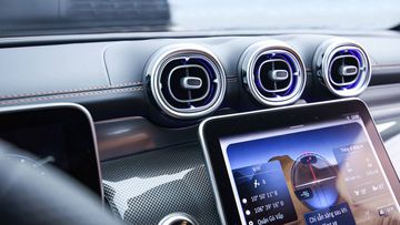 Hốc gió điều hòa Mercedes-Benz GLC 2023 đã được làm mới với thiết kế vuông vức hơn