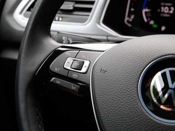 Về phương diện hỗ trợ lái, xe được bổ sung thêm tính năng ga tự động Cruise Control