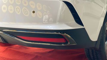 Phía dưới được nhấn nhá thêm đường viền mạ chrome giả pô bao quanh cặp đèn phản quang