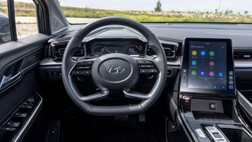 Vô lăng Hyundai Custin 2024 có thiết kế kiểu D-cut thể thao