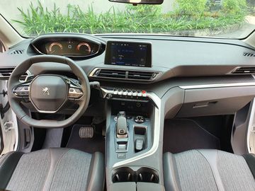 Peugeot 3008 2023 là mẫu xe tập trung đầu tư vào không gian bên trong khi sở hữu khoang cabin hướng nhiều hơn vào người lái