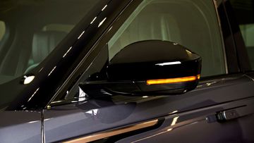 Gương chiếu hậu Range Rover Velar 2025 được sơn đen tinh tế, đồng bộ với màu cửa sổ