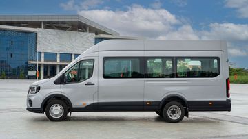 Thân xe Ford Transit 2024 tiếp tục sử dụng những mặt phẳng lớn và tinh tế