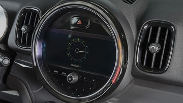 Màn hình giả trí 8,8 inch ngay chính giữa trung tâm khoang lái