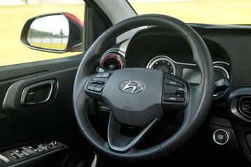 Vô lăng Hyundai i10 2022 được tích hợp nhiều nút nấm chức năng hơn