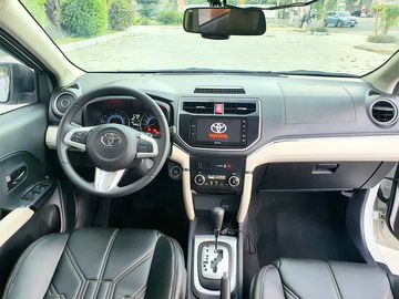 Tiện nghi nội thất của Toyota Rush 2018 chỉ dừng ở mức cơ bản