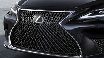 Các chi tiết bên trong lưới tản nhiệt Lexus LS 2023 được chuyển sang màu tối