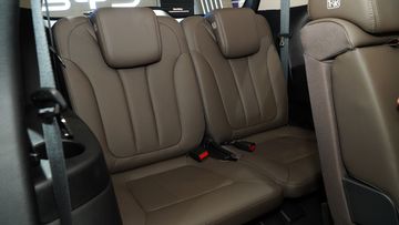 Hàng ghế thứ ba của BYD M6 2025 cũng có thiết kế thoải mái cho 2 người lớn