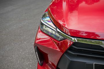 Về hệ thống chiếu sáng Toyota Wigo 2023, cụm đèn trước full-LED sở hữu thiết kế hiện đại với điểm nhấn là dải đèn LED chạy ban ngày.