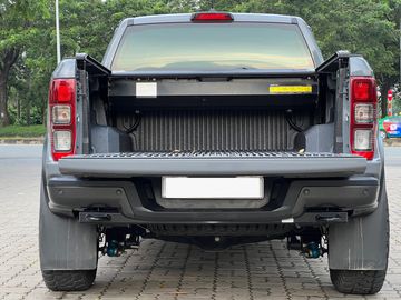 Hệ thống đèn chiếu hậu sử dụng bóng Halogen và được sắp xếp dạng dọc 3 tầng