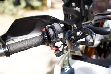 Nút thao tác giúp người lái dễ dàng điều chỉnh khi di chuyển trên các cung đường dài