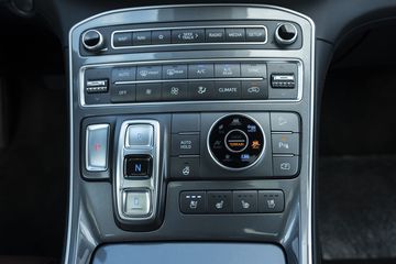 Phanh tay điện tử và Auto Hold trên Hyundai Santa Fe 2021