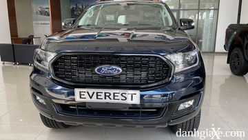 Ford Everest 2021 sở hữu diện mạo hầm hố và hoành tráng nhưng vì thế nên hơi cồng kềnh khi di chuyển trong phố