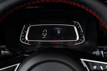 Đồng hồ lái kỹ thuật số trên Kia Sonet với màn hình đa thông tin 3.5 inch có phần khiêm tốn so với màn hình 7 inch của Toyota Raize