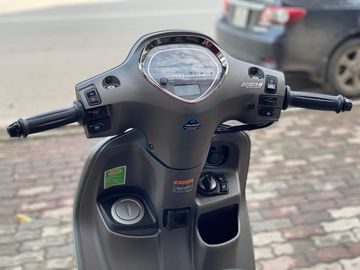 Grande 2023 được bổ sung thêm cổng sạc điện thoại và hộc đựng đồ