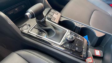 Các phiên bản Kia Sportage 2024 còn lại vẫn sử dụng cần số truyền thống