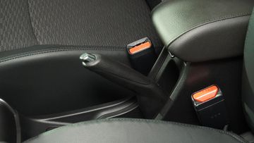 Bệ tì tay Suzuki XL7 Hybrid 2025 có kích thước nhỏ, gần như chỉ vừa cho một người sử dụng.