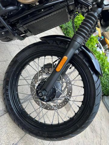 Scrambler 900 thiết kế lốp Metzeler Tourance cho độ bám tốt