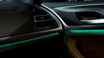 BMW X4 2023 cũng trang bị đèn viền nội thất Ambient Light dễ dàng thay đổi màu sắc