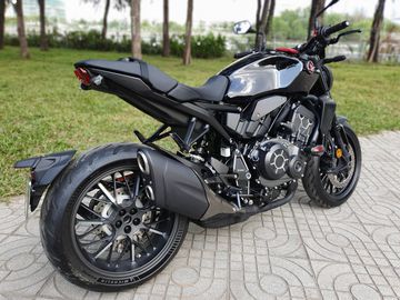 Cụm đèn hậu dạng LED hiện đại, thiết kế liền mạch với cụm đèn xi-nhan kích thước nhỏ