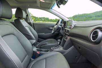 Ghế ngồi bọc da trên phiên bản 1.6 Turbo