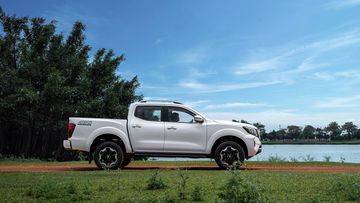 Thân xe Nissan Navara 2024 khỏe khoắn với nhiều ốp nổi khối