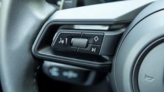 Các nút điều khiển bên trái dễ dàng sử dụng, tích hợp điều khiển giọng nói