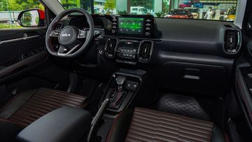 Nội thất ấn tượng với ghế da màu đen ở bản Deluxe, Luxury và tùy chọn màu nội thất đen hoặc màu da ở bản Premium