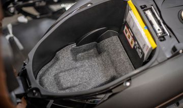 Cốp xe được trang bị một lớp thảm cách nhiệt ở phần đáy nhằm hạn chế ảnh hưởng từ nhiệt của động cơ