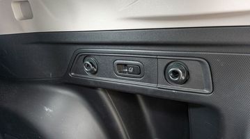 Hàng ghế trước được trang bị tính năng chỉnh điện 8 hướng ở cả hai ghế