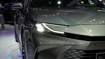 Đèn pha Toyota Camry 2025 sử dụng đèn LED projector kết hợp với đèn LED ban ngày vuốt cong cá tính