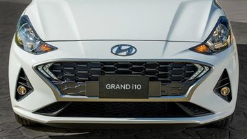 Phiên bản sedan trẻ trung hơn với họa tiết đan hình lục giác cùng cụm đèn DRL phá cách