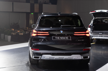 Trong khi, BMW X5 2025 tạo nên sự sang trọng với cụm đèn hậu LED dồ họa hình chữ X cách điệu