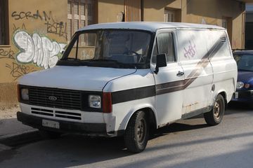 Ford Transit thế hệ thứ ba được giới thiệu với 6 phiên bản thương mại