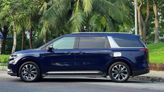 Thân xe Kia Carnival 2024 cứng cáp với những góc vuông và đường thẳng