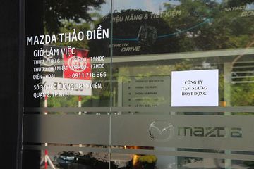 Một đại lý Mazda ở quận 2 treo bản tạm ngưng hoạt động. (Ảnh: VnE)